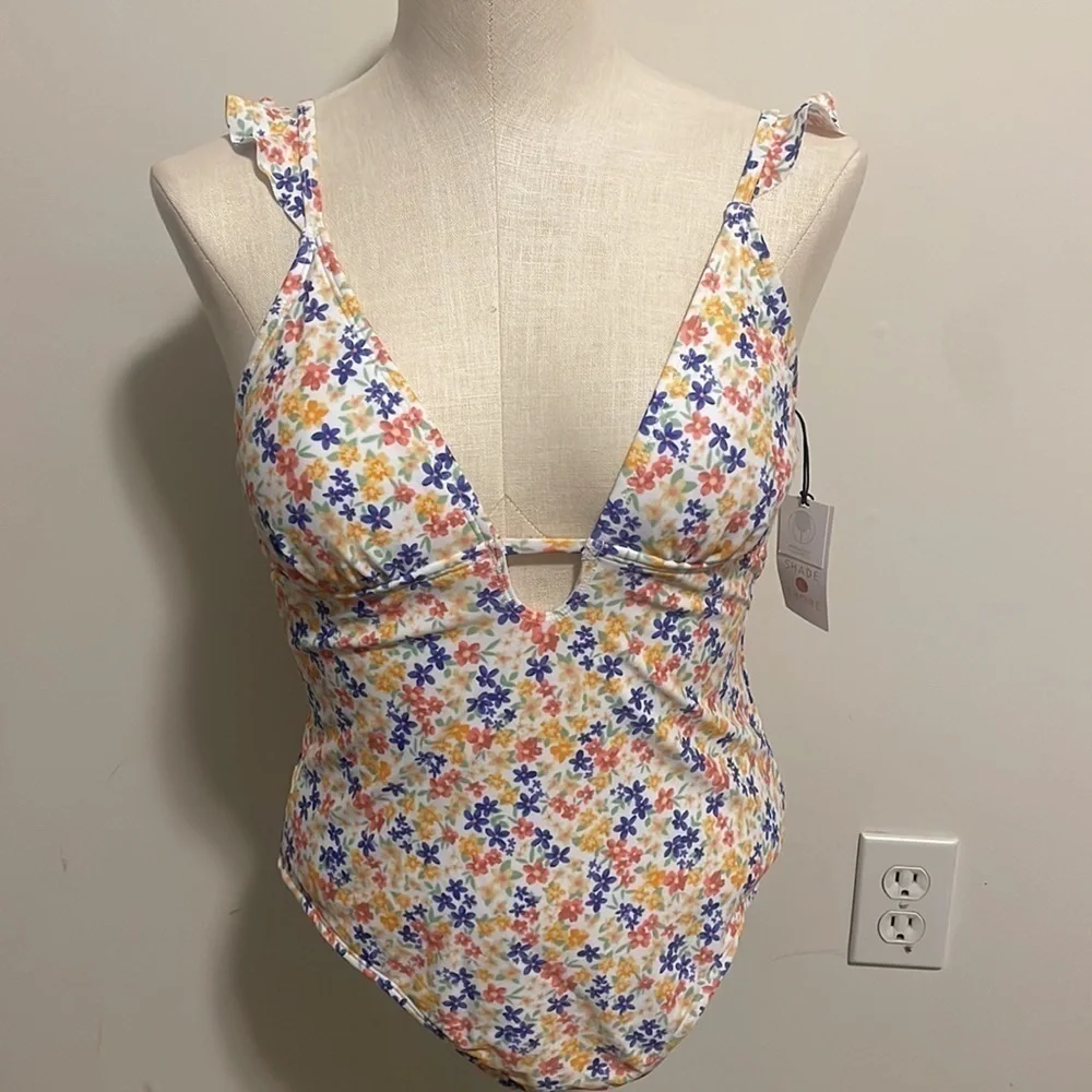 Shade & Shore swimsuit woman one piece white floral med coverage New Sz S